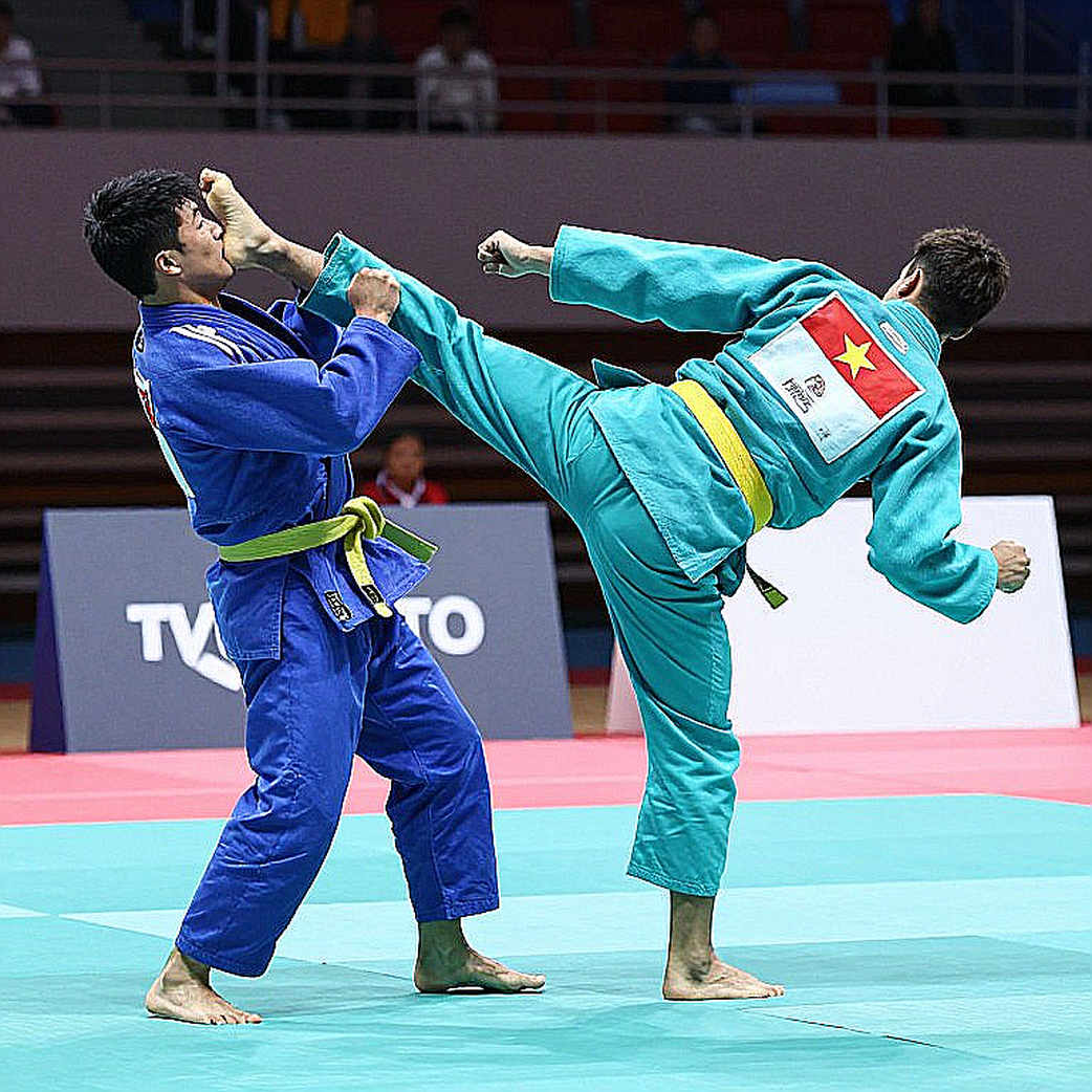Arman Tsarukyan đấu Gracie tại RAF Abu Dhabi: Hai trận trong ba tuần và cái giá thật của một tấm vé crossover