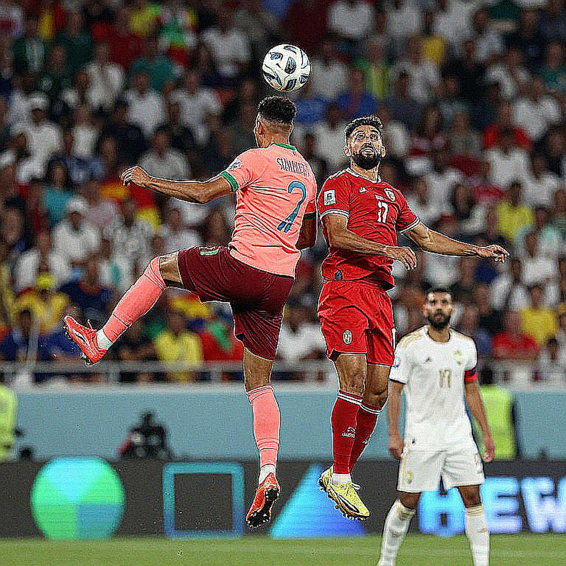 Phút 90+4: Khi thủ môn dâng cao, quy tắc 'hai hậu vệ' của trọng tài FIFA sụp đổ